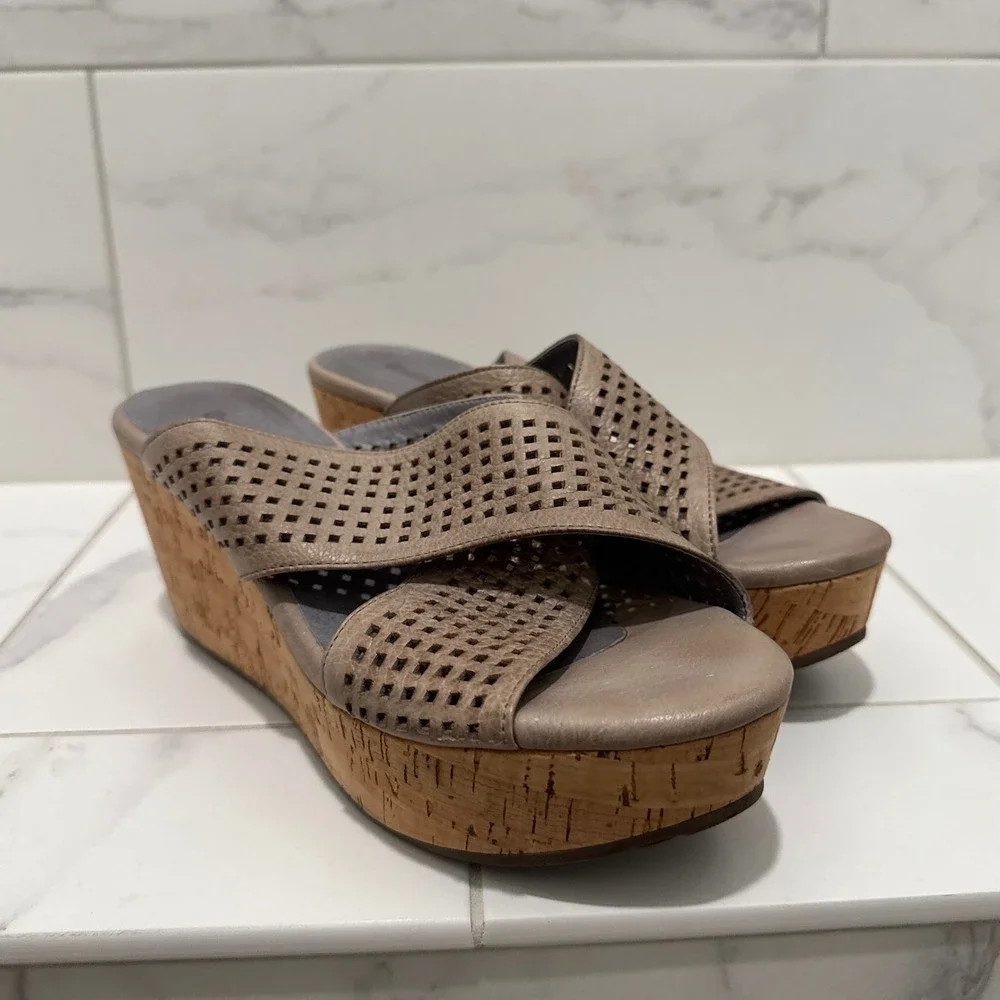 Chocolat Blu Wamblee Wedge Sandals 6.5 Taupe Leather Perforated Cork Platform‎